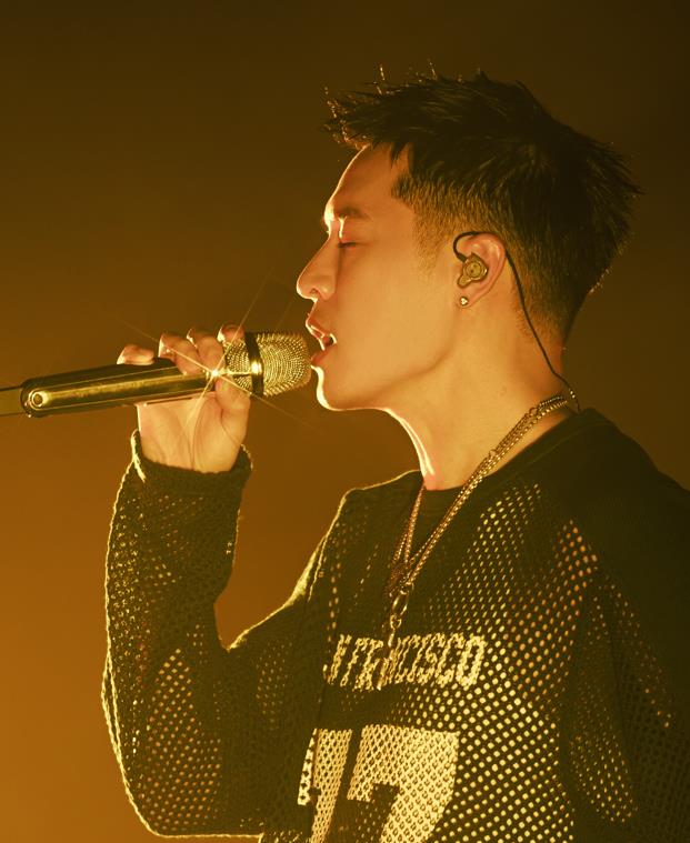 周湯豪「REALIVE - DELUXE」巡演全面啟動 變身「E人學長」開炸