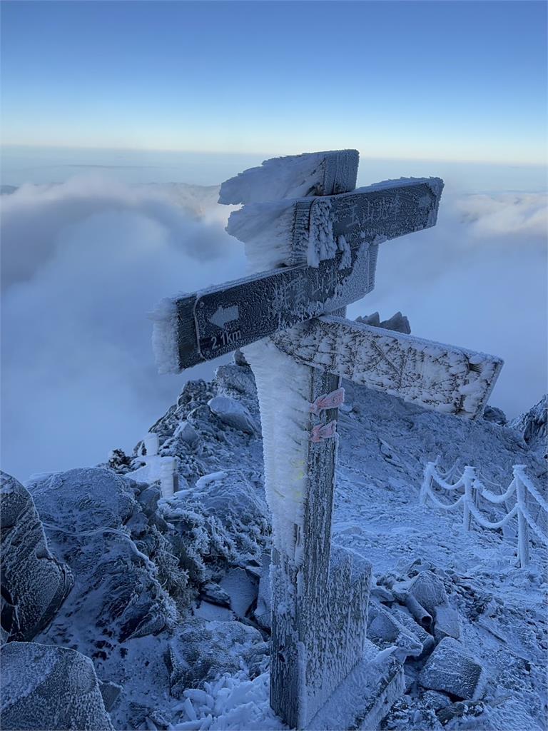 快新聞/玉山下雪了!主峰步道積雪2公分 山友登頂驚見絕美冰雪世界
