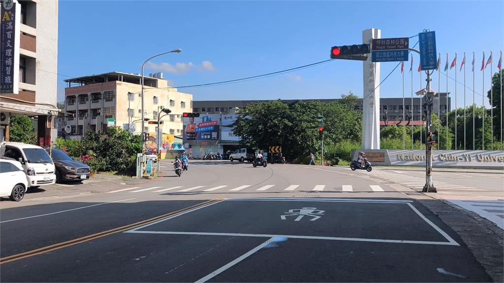 不當身教!家長接小孩放學 竟牽車違規穿越馬路