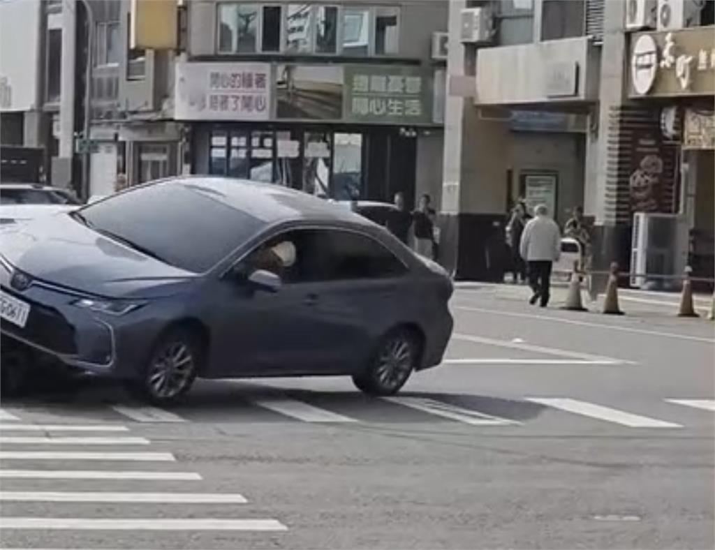 快新聞／什麼「撞」況？提醒「右轉沒打燈」竟遭猛撞　高雄街頭化身現實版GTA