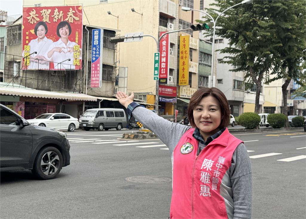 快新聞/戰江啟臣?英系議員合體掛看板賀新春 選民:挺何欣純更上層樓