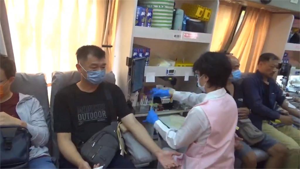 捐血500cc送電風扇! 彰化火車站一早上百人排隊捐熱血