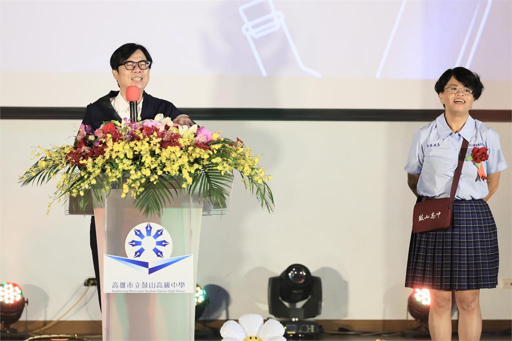 快新聞/出席鼓山高中畢典 陳其邁超夯:學生邀拍照、簽制服「來者不拒」