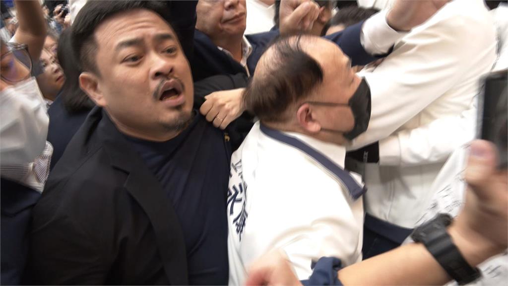 陳永康摔傷拄拐杖進議場 徐巧芯:將軍非常的奮戰
