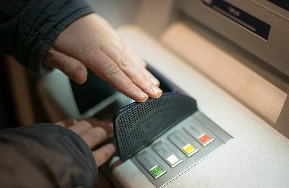 ATM領錢「不點鈔就離開」？過來人曝「曾少3千元」：別相信機器！