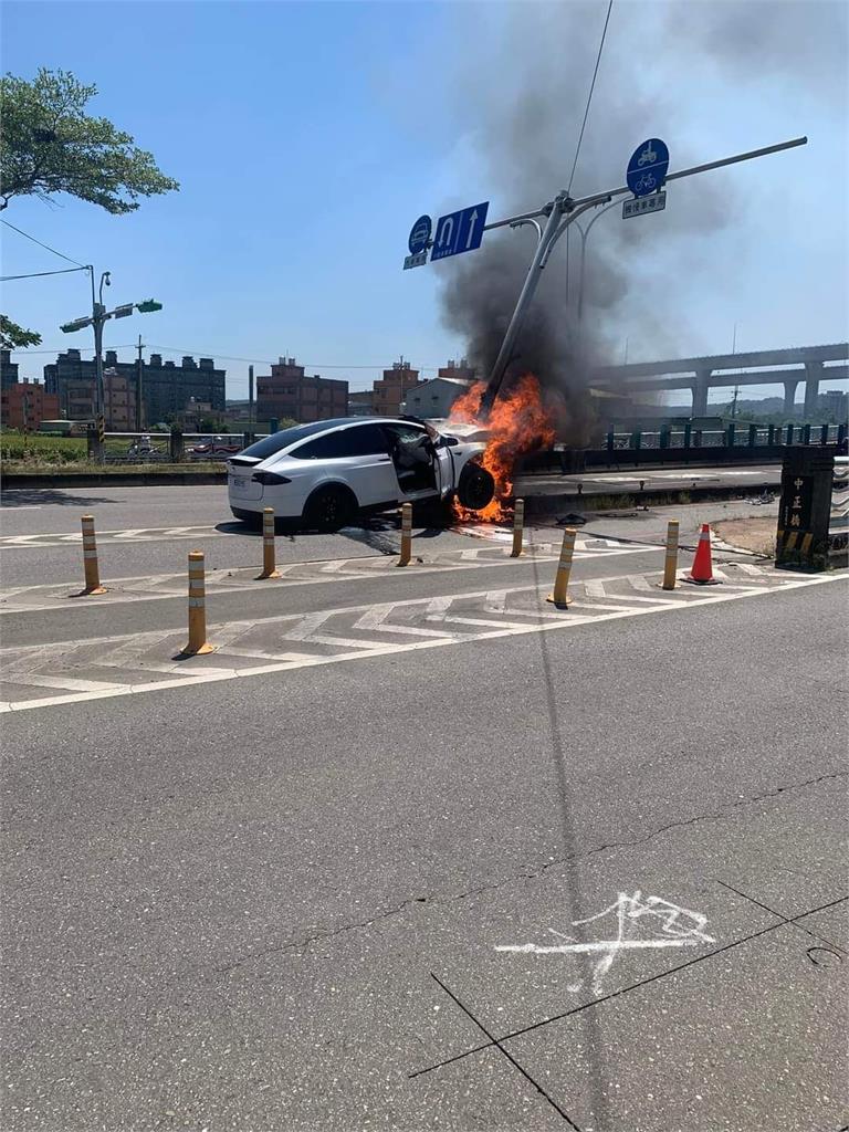 快新聞/畫面曝光!傳林志穎駕特斯拉自撞「手臂脫臼」 車頭毀損燃燒起火
