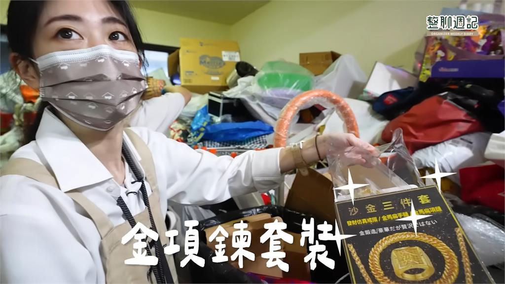 東西堆到只剩走道!專家整理「囤積7年」客廳 結果曝光網讚:很大進展