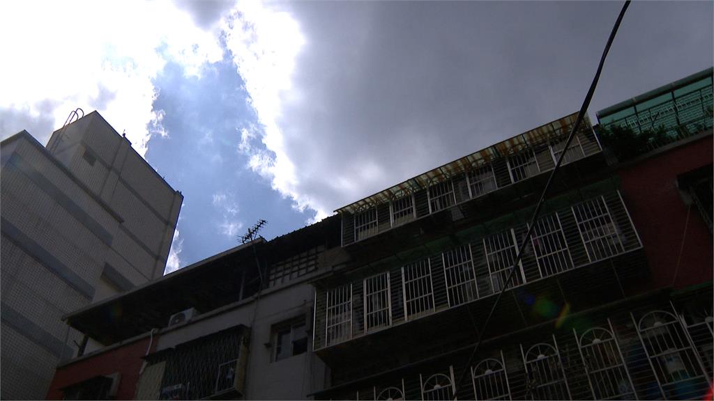 獨/男黃湯下肚「持雙刀」攻擊兄弟 警使出電擊槍迅速逮人