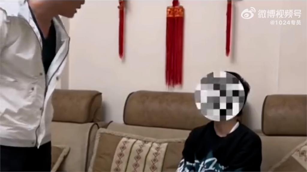 不滿打電動被念！中國14歲少年狂嗆爸爸　翹腳喊：閉上你的狗嘴回房間