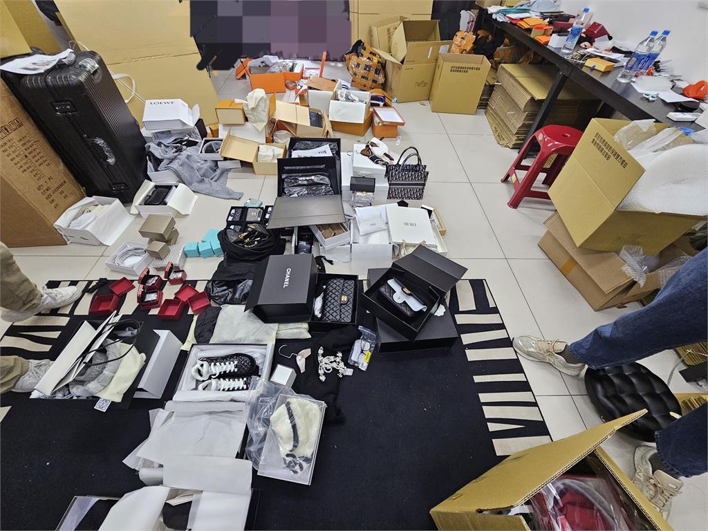 中國假貨充當真品賣　稱有「精品鑑定師證照」售多款名牌仿冒品