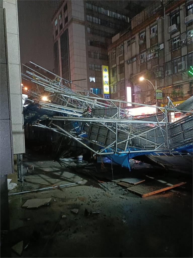 快新聞/最新!新北市中和驚傳「鷹架倒塌」 幸無人傷亡