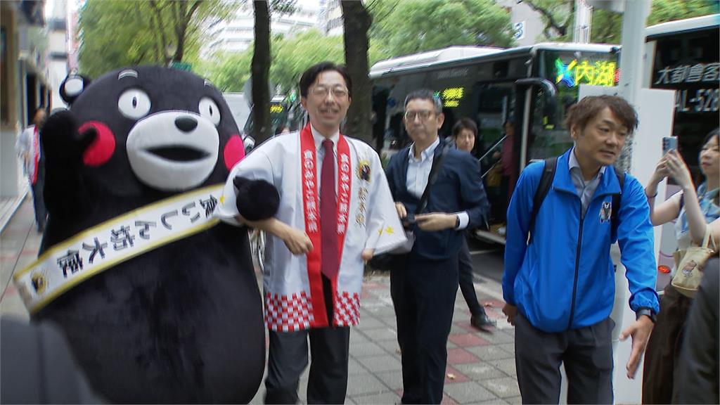 卡哇伊！熊本熊現身台北街頭發早餐　民眾嗨翻搶合照