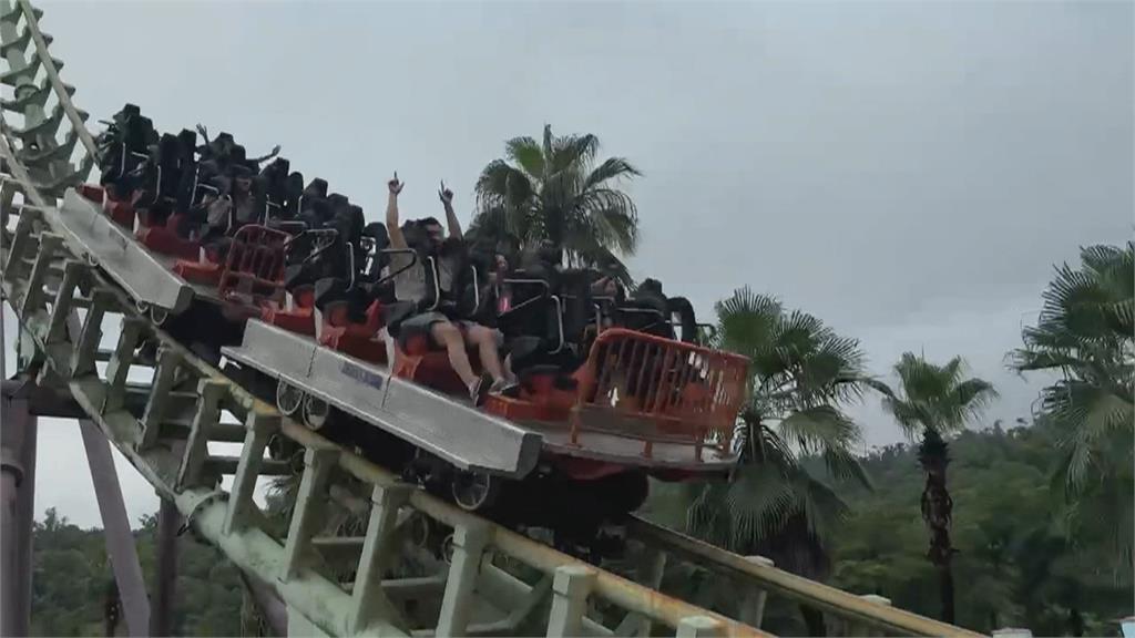 高雄遊樂園"極限挑戰"突停擺 20遊客卡半空中