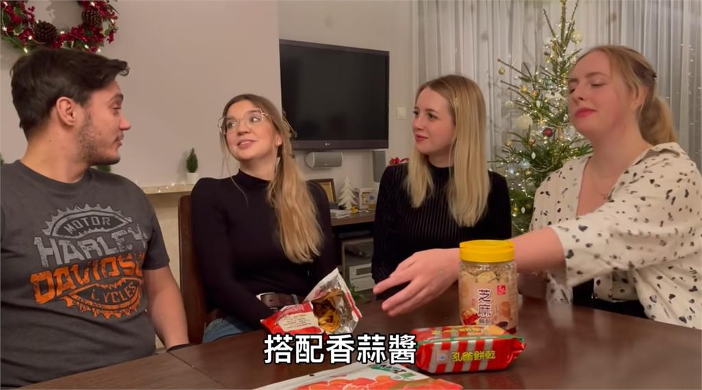 波蘭辣妹發現新吃法　台灣經典零食可樂果「沾這種醬」：根本天堂！