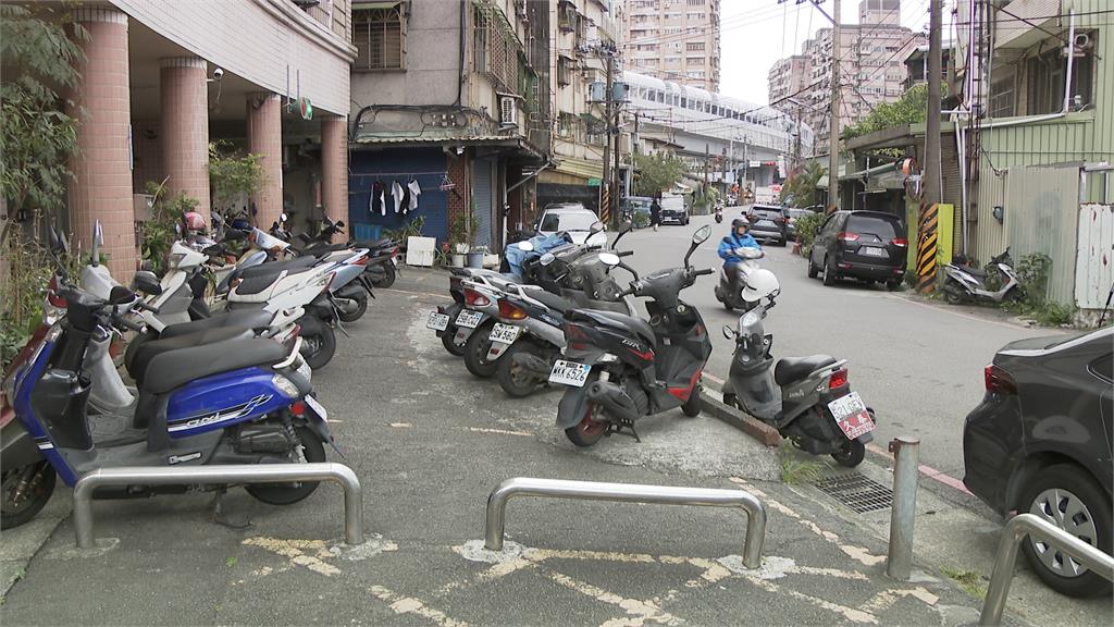 朋友借錢不還揪人惡作劇 3男結夥拆車牌遭依加重竊盜起訴