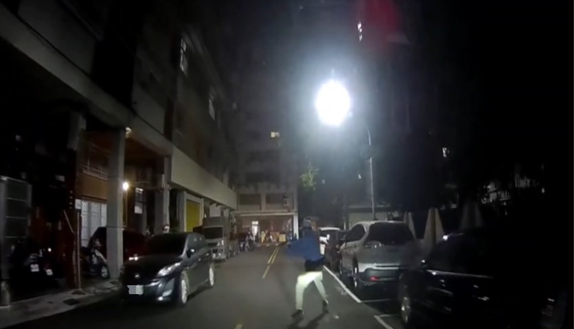 快新聞/高雄今晚傳槍響!疑車手拒捕衝撞 警連開兩槍仍有1人在逃