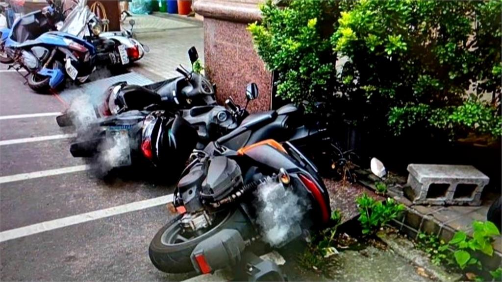 出事了阿伯!疑忘拉手煞車 翁停車「倒退嚕」撞倒整排14台機車