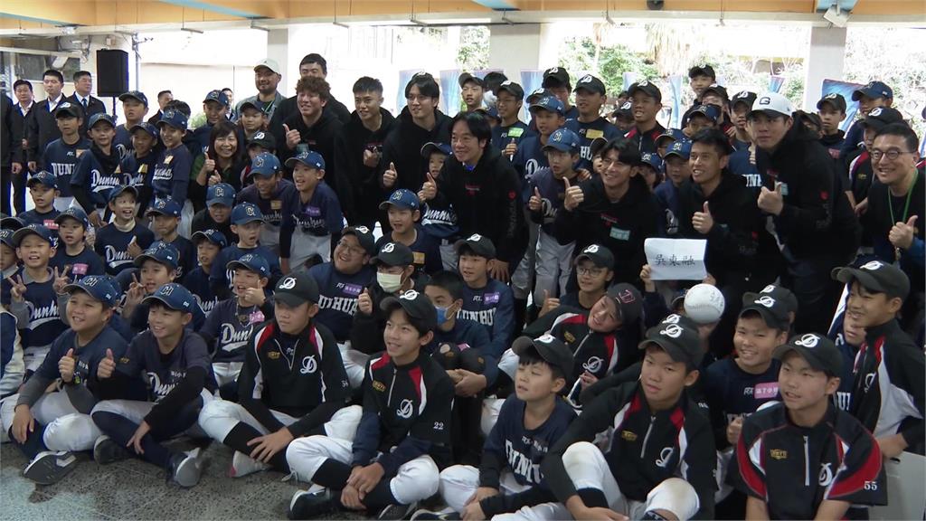 合體偶像陳傑憲齊揮毫!賴清德寫下「勇」字期許「台灣尚勇」
