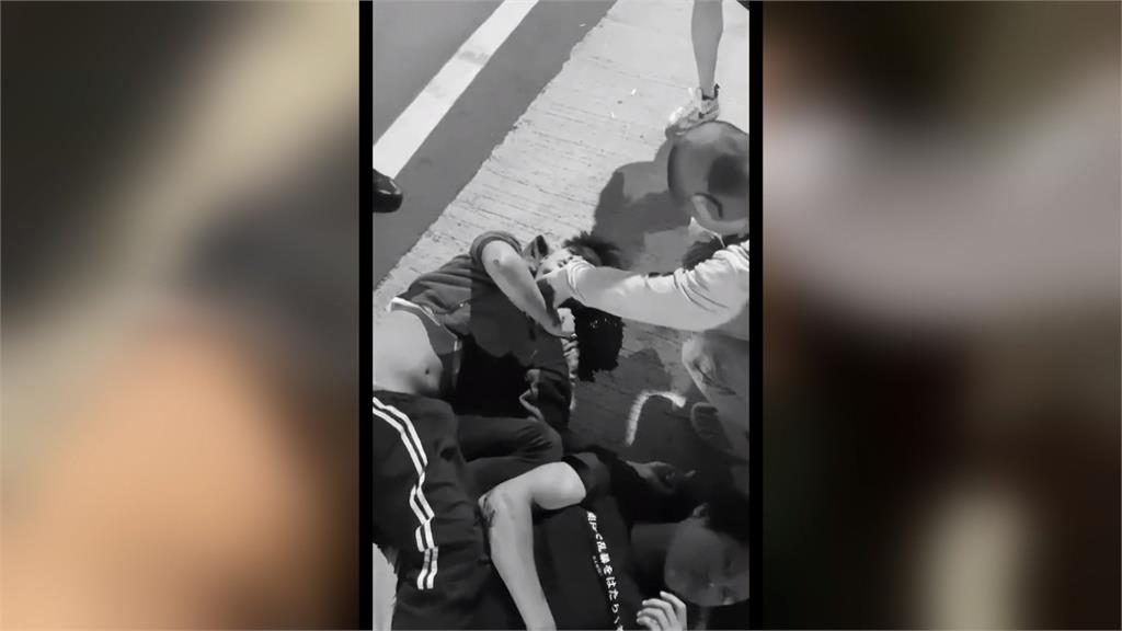 驚悚車禍!左轉車、機車路口劇烈碰撞 機車後座乘客頭部重創 意識模糊急救中