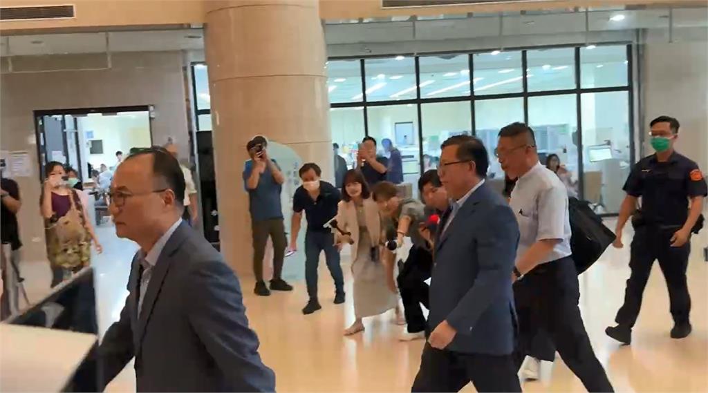 快新聞/涉貪交保被撤銷 鄭文燦一臉嚴肅現身桃院