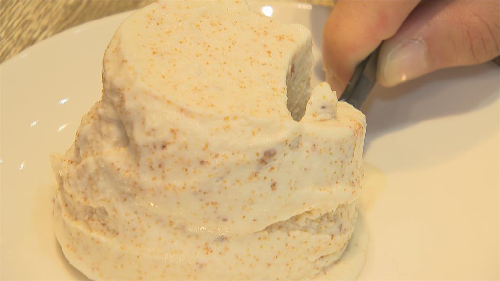 新鮮海膽點綴金箔　配上冰淇淋鹹甜好滋味