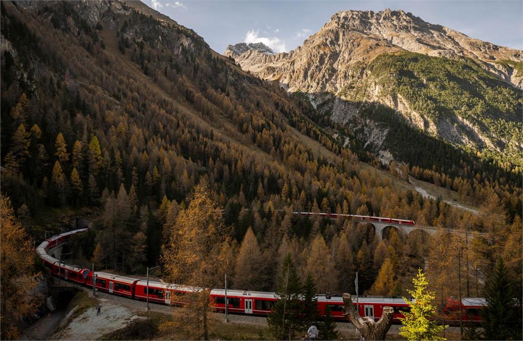 瑞士開通「全世界最長列車」百節車廂達1.9公里！歷史性首發畫面曝