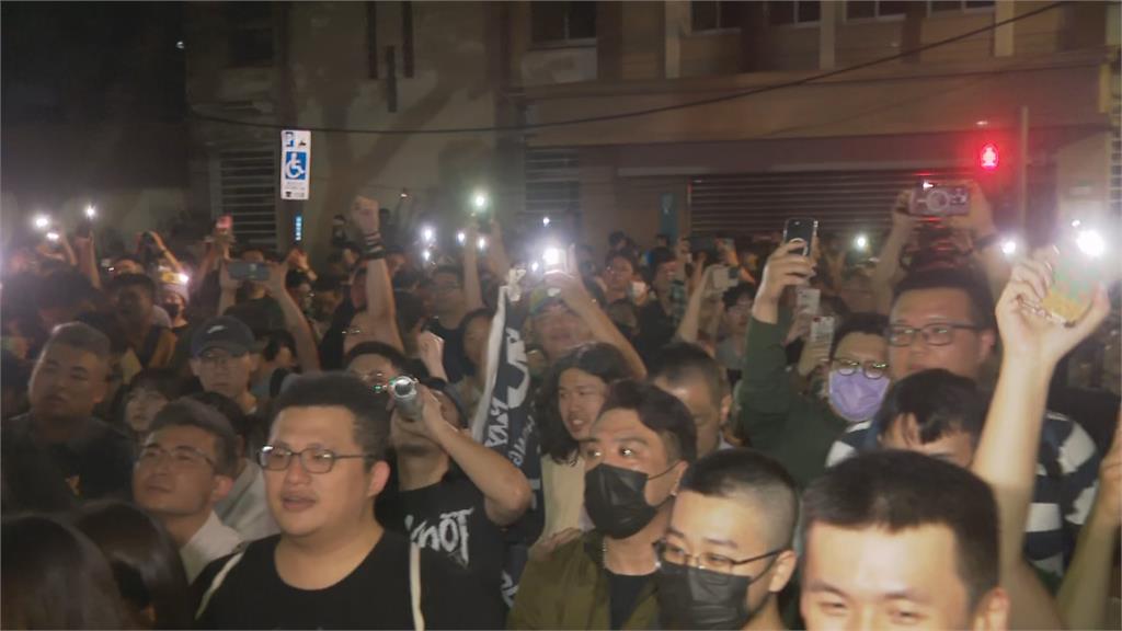 快新聞/回顧起太陽花學運! 立院外青年高歌〈島嶼天光〉護民主