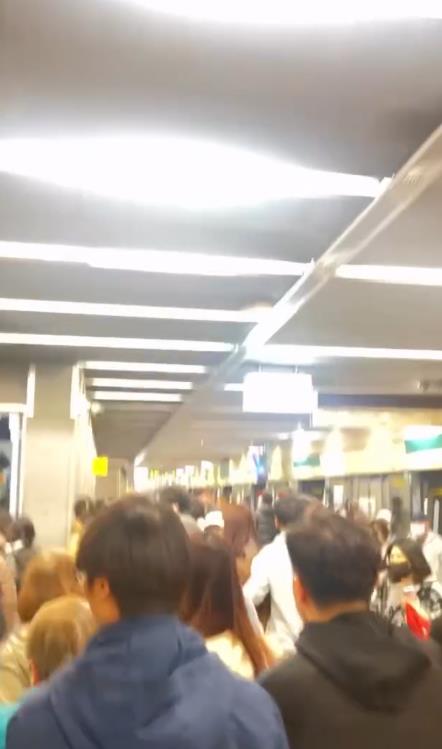 耶誕夜驚魂！怪男捷運咆哮敲打牆「乘客驚嚇逃竄」車廂狼藉影片曝光