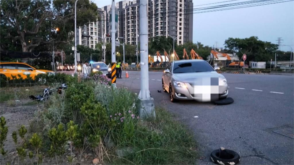 轎車「鬼切」違規跨越慢車道 後方機車剎不住摔倒、滑行撞上