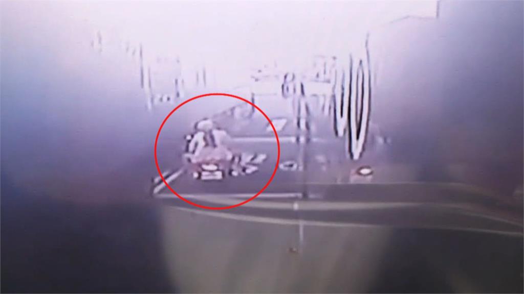 阿公騎車載孫女上學突摔車 遭聯結車輾1死1傷