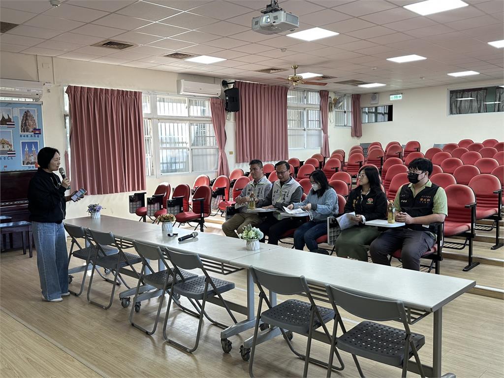 快新聞／頭份僑善國小球場破損嚴重　沈發惠邀集各單位現勘：持續向中央爭取經費