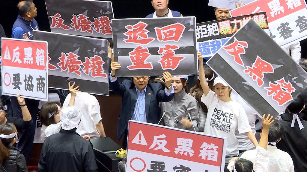 藍委戴手套護具像鎮暴警察 黃捷:根本國會流氓
