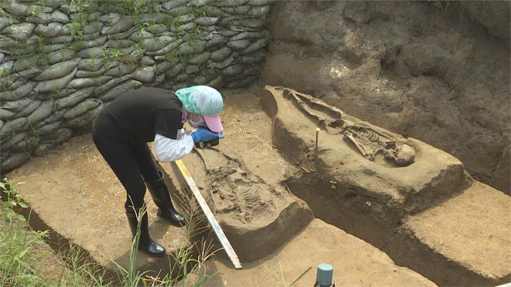 嘉義鐵路高架化工程　挖出2具2500年男女遺骸