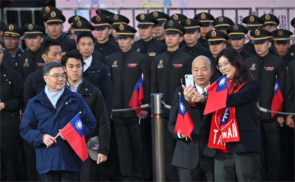 快新聞/2016後首次!鄭麗文以國民黨主席身分出席府前升旗 與韓國瑜高興自拍