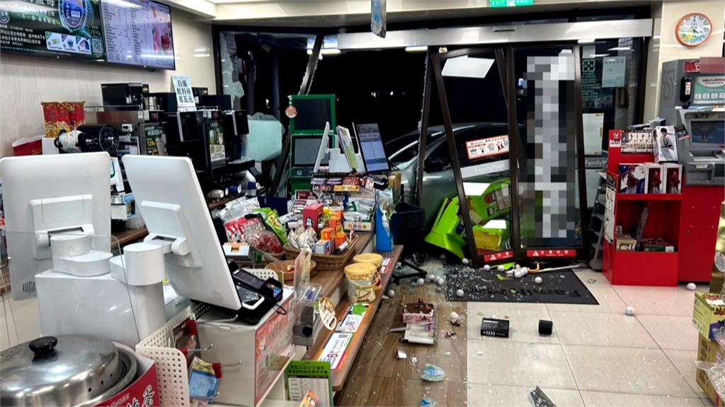 砰!轎車失控連環撞 還波及超商 目擊者:肇事駕駛闖禍後還在睡