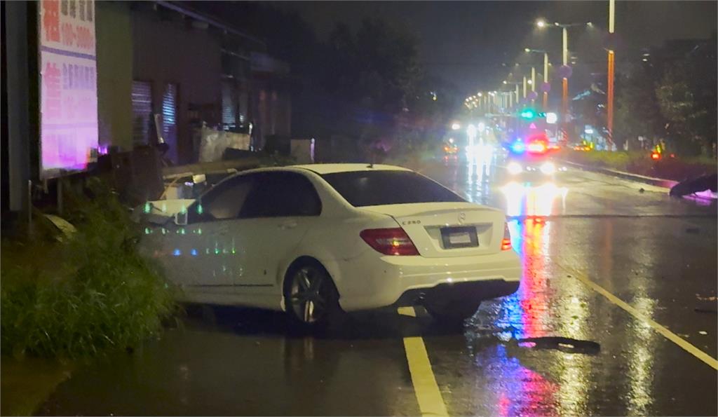 汽車失控撞斷電桿　電線飛到對向車道騎士絆倒拋飛