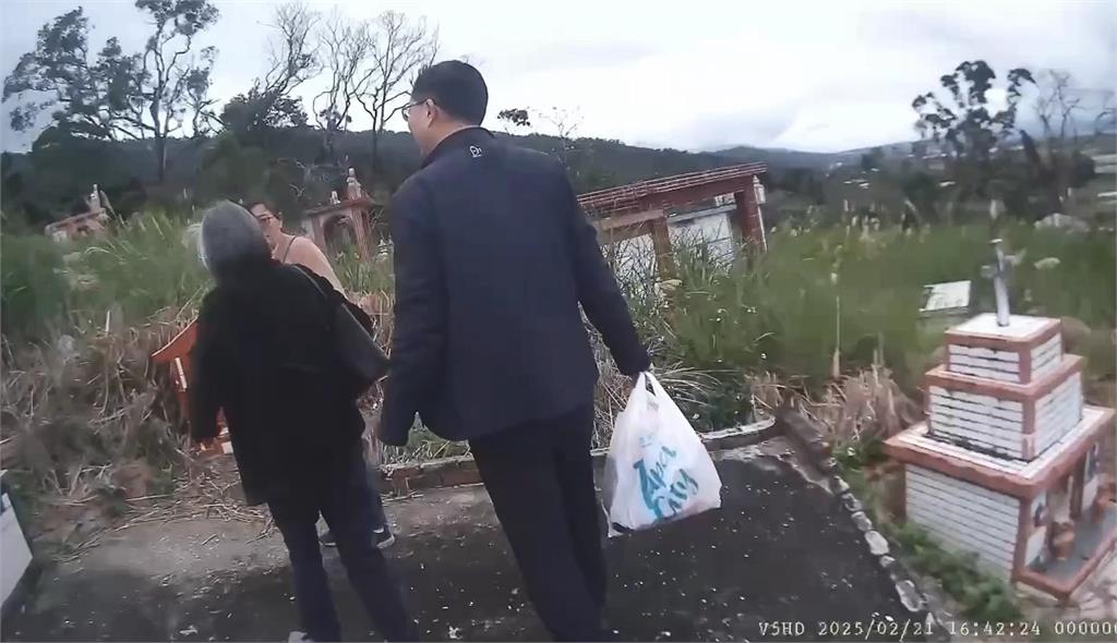 清明掃墓 居美老婦跨洋尋親人墓地