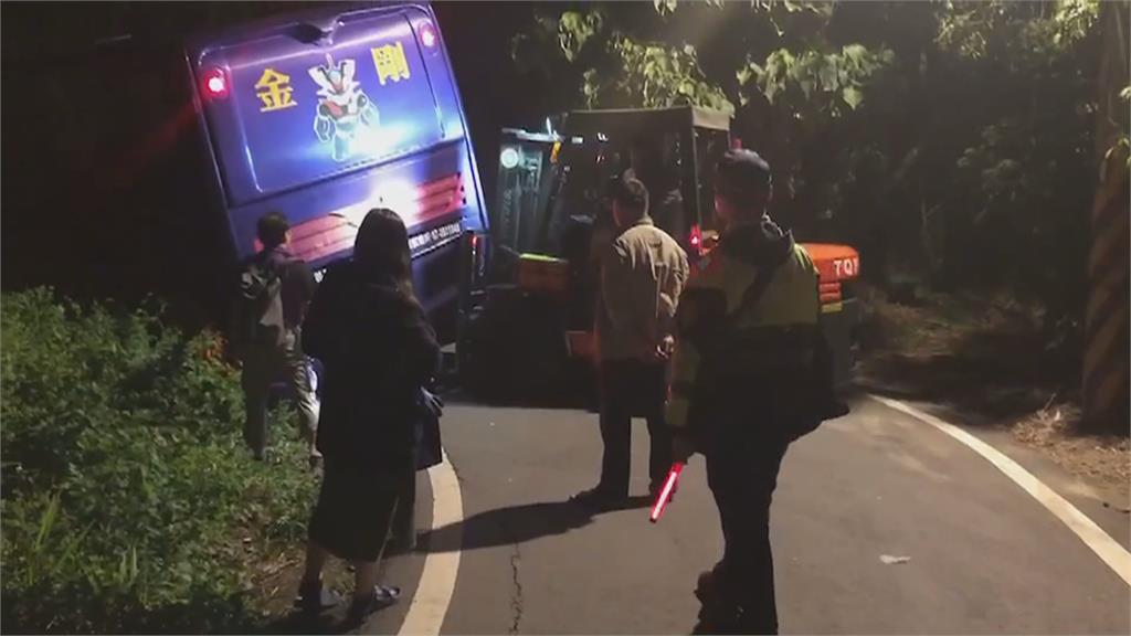 遊覽車駕駛疑不熟路況　山區導航險翻落邊坡