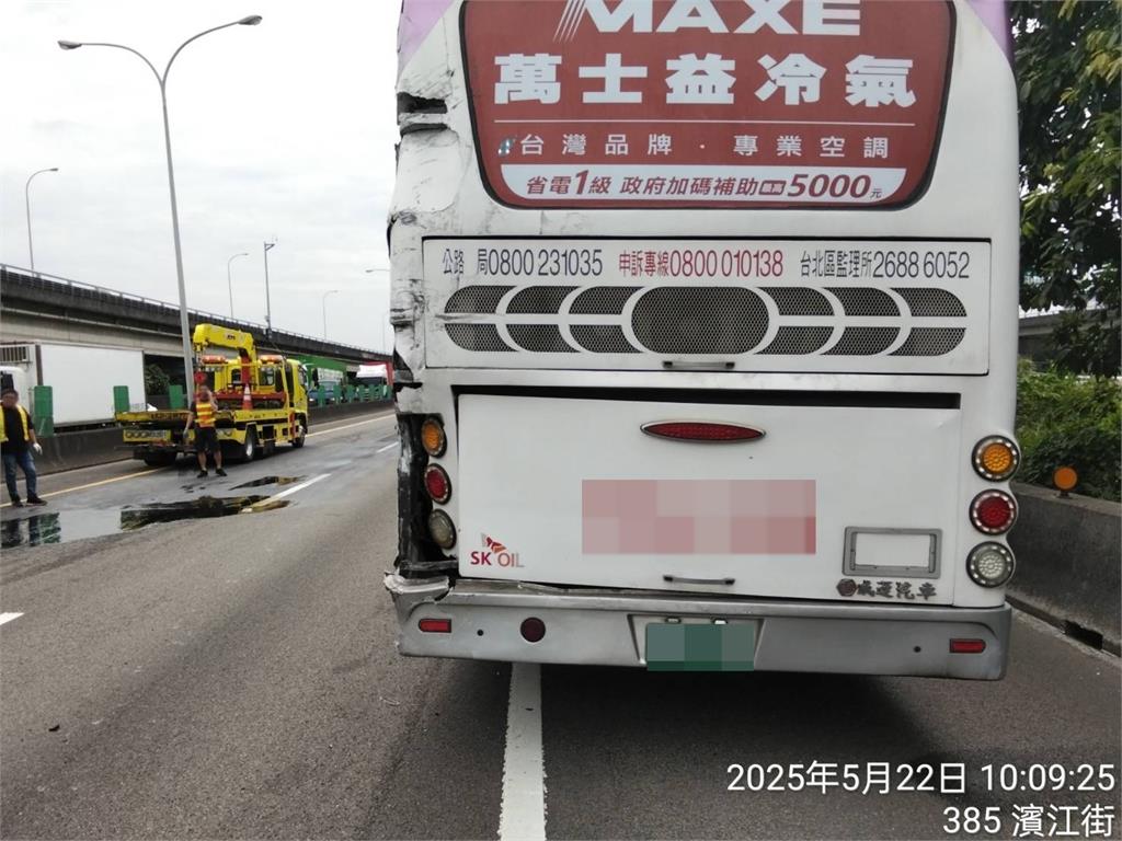 快新聞/國1圓山段「聯結車追尾國光客運」1傷 現場畫面曝光