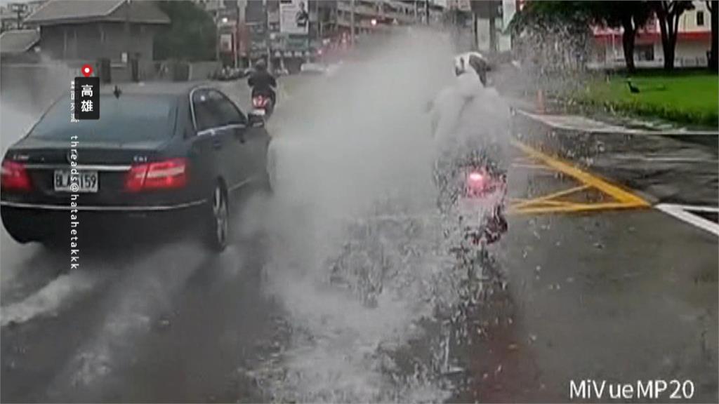 雨天"撞"況多! 台南曳引車撞分隔島對折.轎車打滑進店
