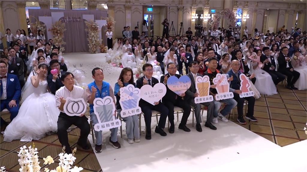 新北聯合婚禮「百對新人完婚」　侯友宜化身主婚人喊話催生