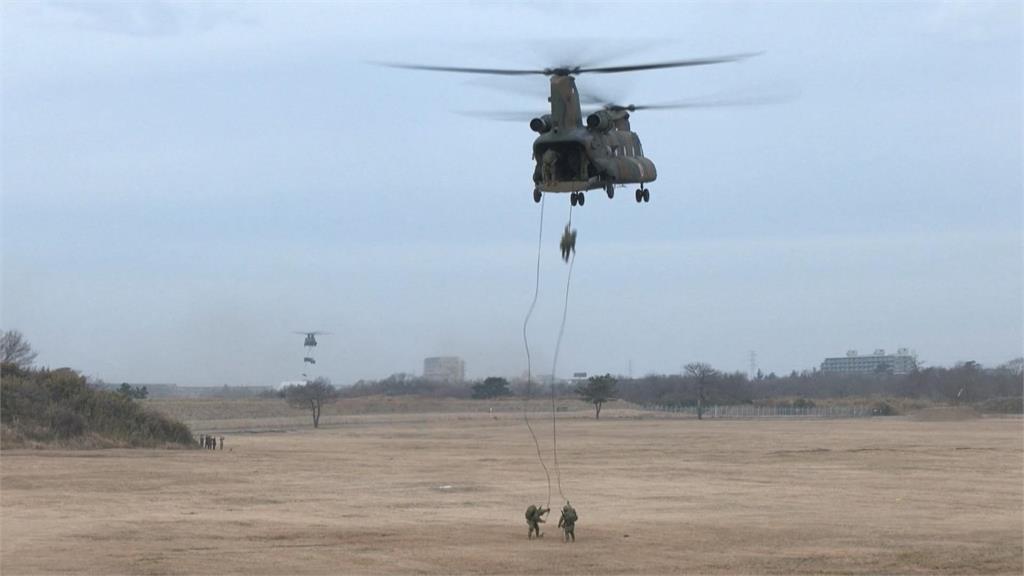 2025日美首場空降演練 防衛大臣親上陣體驗跳傘