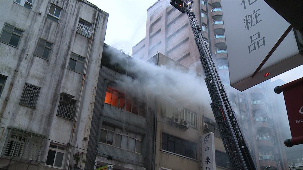 疑打翻煤油暖爐！　民宅狂燒瞬間陷入火海　畫面曝