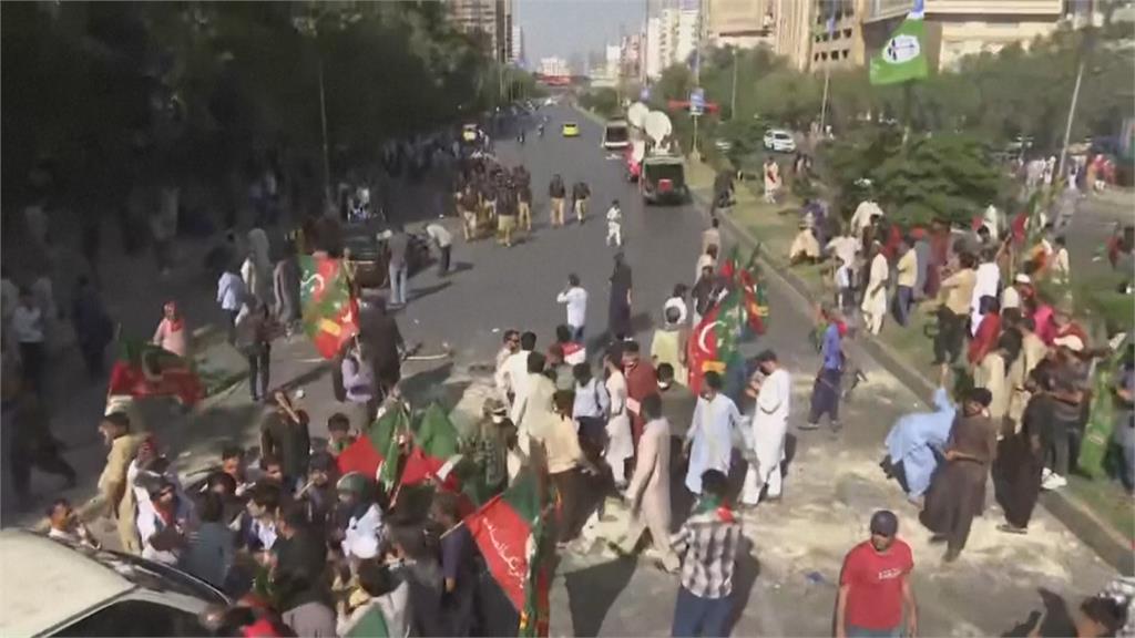 巴基斯坦前總理遭軍方「突襲逮捕」　引支持者不滿上街示威