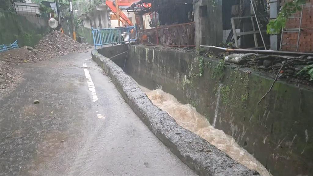 暴雨炸南台灣！屏東三地門土石崩塌　排水設施遭堵、大水灌進民宅