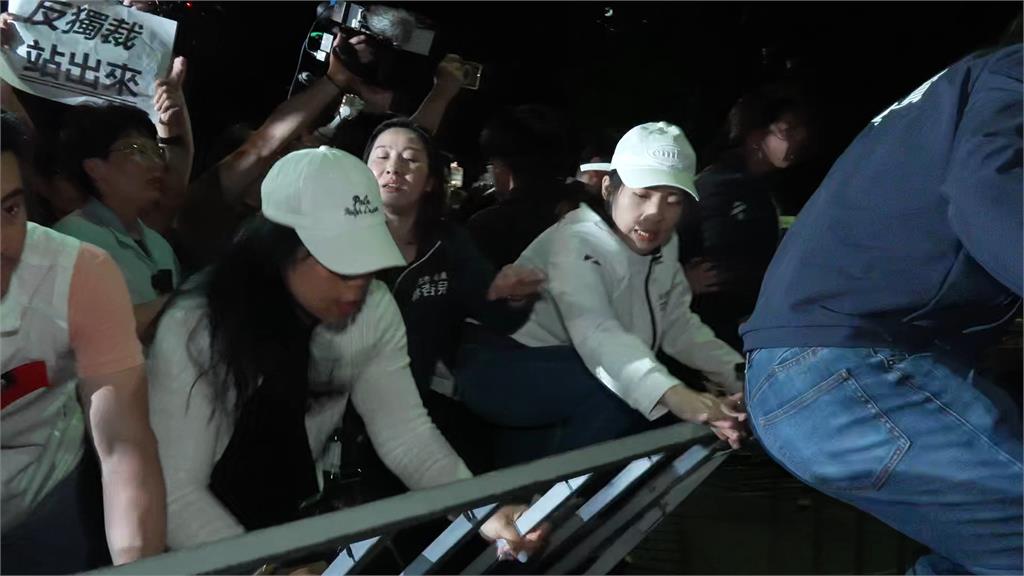 推拒馬、哭喊、號召群眾前進 國民黨立委北檢前演政治大秀