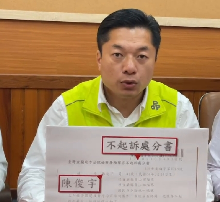 使用竹架刊登廣告文宣 國民黨挨轟「帶頭違法」