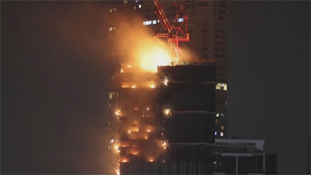 尖沙咀大樓燒成巨大火把！民眾隔海都看得到