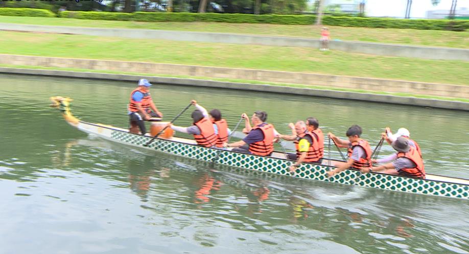 率一級首長康橋水域划小龍舟 盧秀燕:測試團隊「同舟共濟」