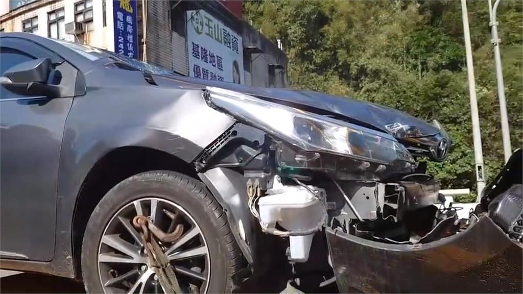 基隆小客車撞直行騎士噴飛　議員目擊緊急報警　桃園大貨車撞飛騎士摔落水圳